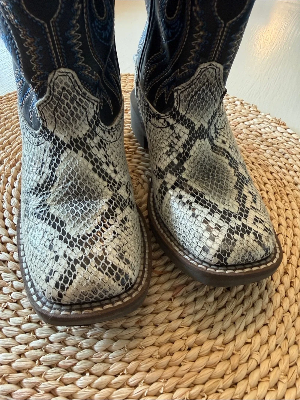 Smoky Mountain size 11 Kids Snake-Print Western Boots in Black and Cream EUC